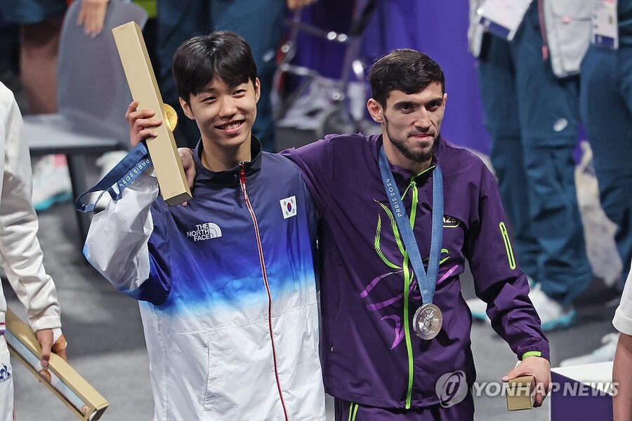 ▲ 7일(현지시각) 프랑스 파리 그랑팔레 태권도경기장에서 열린 2024 파리올림픽 태권도 남자 58kg급 시상식을 마친 금메달을 차지한 한국의 박태준이 부상 기권으로 은메달을 차지한 아제르바이잔의 가심 마고메도프를 부축하고 있다. ⓒ연합뉴스