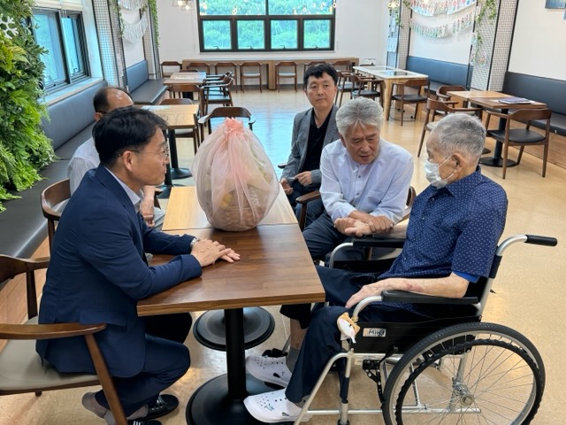 ▲ 전북특별자치도는 제79주년 광복절을 맞아 8일 전주보훈요양원을 방문해 이석규 애국지사에게 존경과 감사의 마음을 전했다.ⓒ전북특별자치도