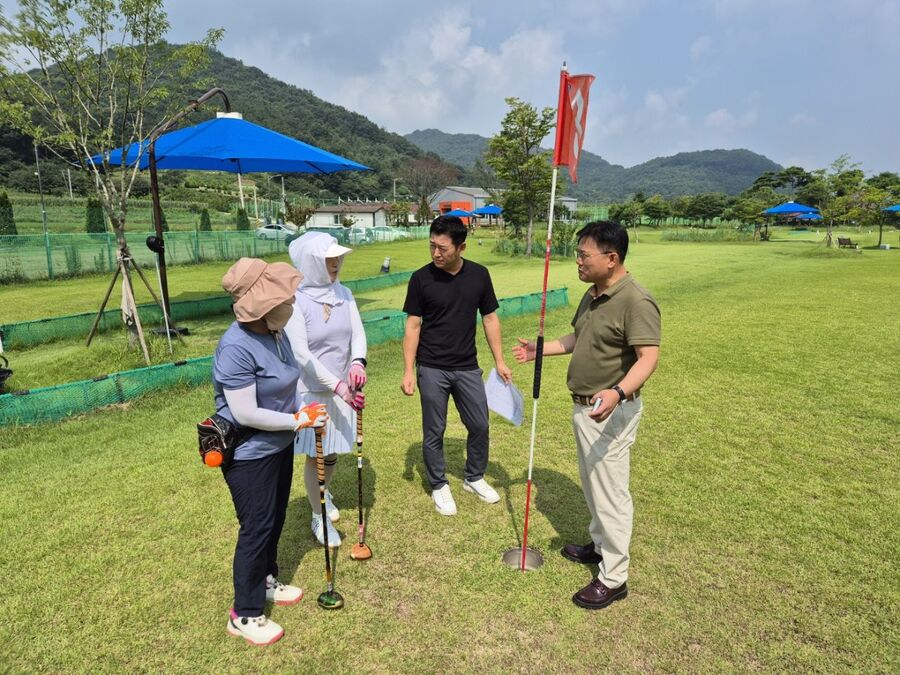 ▲ 익산시의회 기획행정위원회 이종현 의원(낭산, 여산, 금마, 왕궁, 춘포, 팔봉)은 지난 7일(수) 파크골프장 확대방안을 모색하기 위하여 완주군 소재 파크골프장을 방문했다.ⓒ익산시의회