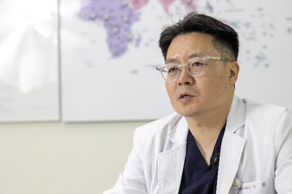 ▲ 제28회 만해대상 '실천대상' 수상자 김훈 인제대 일산백병원 교수.ⓒ동국대