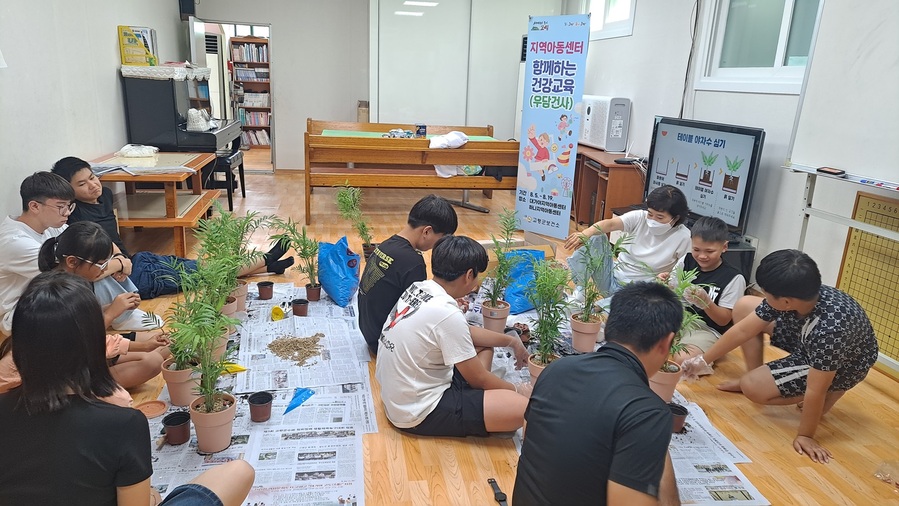 ▲ 고령군(군수 이남철)은 8월 5일 오후 3시, 대가야지역아동센터에서 아동청소년 대상 흡연 음주 예방 및 스트레스 교육 프로그램인 ‘우리 노담의 지식으로 건강한 사춘기를 보내자’ 1회기를 시작으로 총 6회기(대가야지역아동센터 3회기, 하나지역아동센터 3회기)를 운영할 계획이다.ⓒ고령군