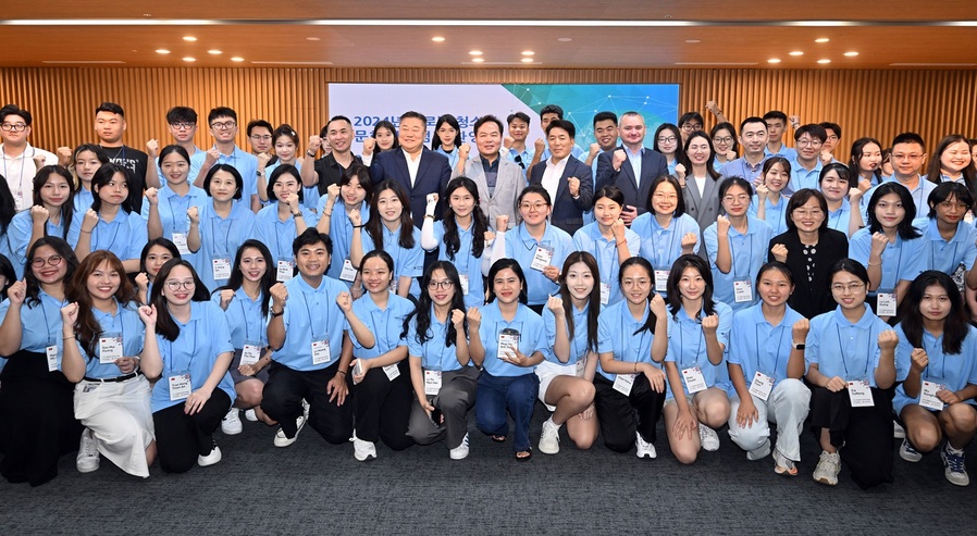 ▲ 경상북도는 여름방학을 맞아 7일부터 13일까지 해외 자매 우호 도시 소속 청소년들을 초청하는 제7회 글로벌 청소년 문화체험캠프 개최와 함께 8일 경북도청에서 환영식을 진행했다.ⓒ경북도