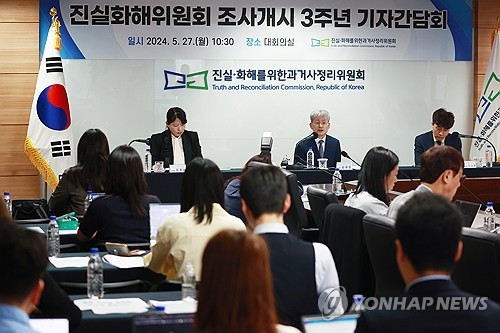 ▲ 《진실화해위》활동 3주년 관련 기자회견 모습. 
이 위원회는 최근 빨치산들이 우익인사와 가족들을 무차별 학살한 사실을 규명, 발표했다. 
조정래의 소설 《태백산맥》과 안성기 주연의 영화 《남부군》등에서 미화됐던게 빨치산. 
좌파 편향의 소설과 영화에서 빨치산은 [선]으로, 진압 군경은 [악]으로 그려졌다. 
편향·왜곡, 선전·선동이 아닐 수 없다.
작가와 감독 등은 진화위의 이런 조사결과에 대해, 벌어진 입이 있다면 뭐라 말 좀 해보라. ⓒ연합뉴스