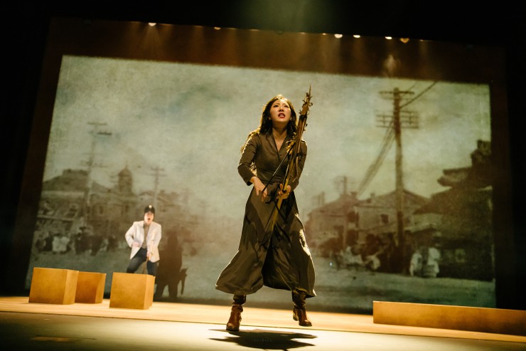 ▲ 연극 '통속소설이 머 어때서?!' 공연 장면.ⓒ극단 수수파보리