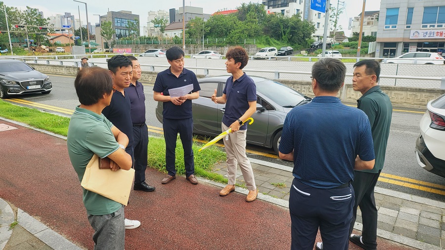 ▲ 지난 8일 송학동 주변 주차난 발생 지역을 직접 살펴보고 민원 해결 방안에 대해서 민원을 제기한 상인회와 대화 하고있는 박철원 의원.(사진 왼쪽에서 네번째 박철원 의원)ⓒ익산시의회