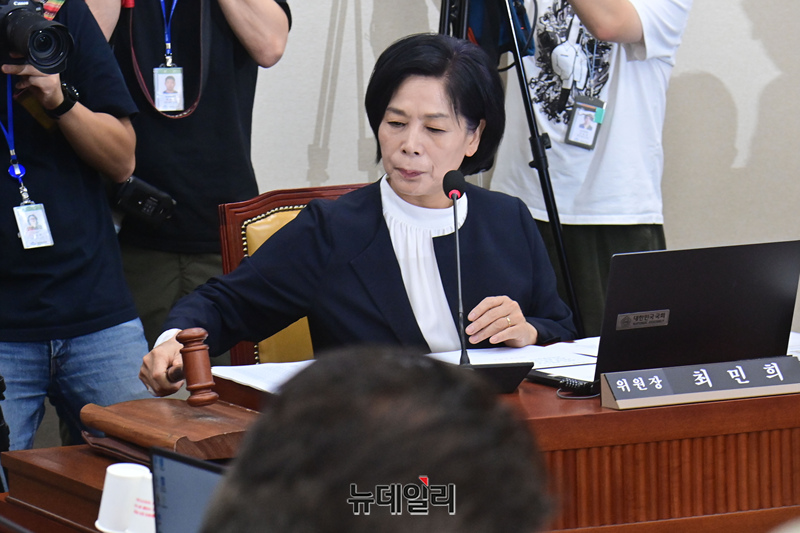 ▲ 최민희 위원장이 9일 국회 과학기술정보방송통신위원회에서 열린 불법적 방송문화진흥회 이사 선임 등 방송장악 관련 1차 청문회에서 의사진행을 하고 있다. ⓒ이종현 기자
