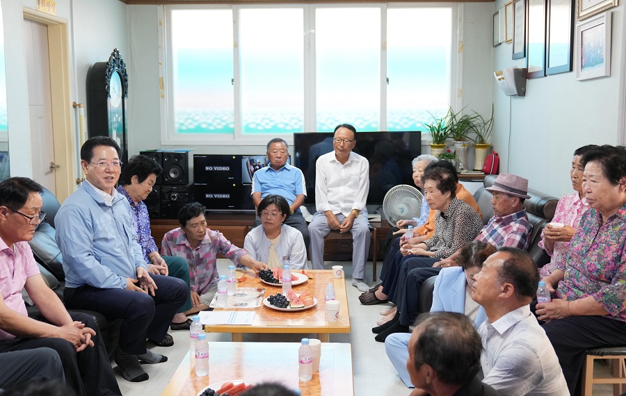 ▲ 전라남도가 어르신, 장애인 등 온열 취약계층 폭염 특별관리에 온힘을 쏟고 있다. 김영록 전라남도지사가 지난 7월 31일 무더위 쉼터로 지정된 영광 염산면 운송정경로당에서 어르신 안부를 살피고 있다.ⓒ전라남도