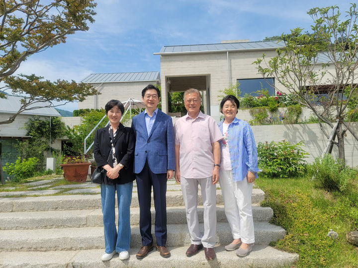 ▲ 김경수 전 경남지사 내외가 지난 5월 경남 양산시 평산마을 소재 대통령 사저를 찾아 문재인 전 대통령과 김정숙 여사와 기념촬영을 하고 있다. ⓒ더불어민주당 경남도당 제공.