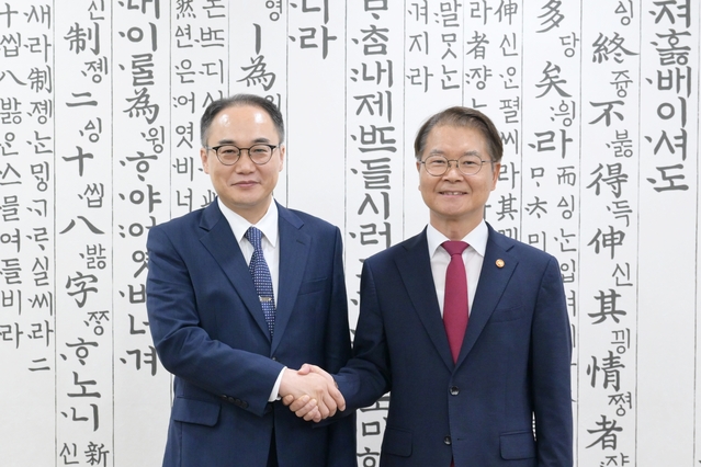 ▲ 이원석 검찰총장(왼쪽)이 9일 서울 서초구 대검 청사를 방문한 이정식 고용노동부 장관과 악수하며 기념 촬영하고 있다. ⓒ연합뉴스