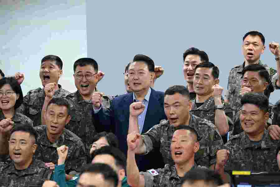 ▲ 여름 휴가중인 윤석열 대통령이 9일 충남 계룡대 전투통제실을 방문, 박안수(윤 대통령 왼쪽) 육군참모총장, 이영수(윤 대통령과 같은 열 맨 오른쪽) 공군참모총장, 양용모(윤 대통령 오른쪽) 해군참모총장 및 군 장병들과 간담회를 마친 뒤 “대한민국을 우리가 지킨다