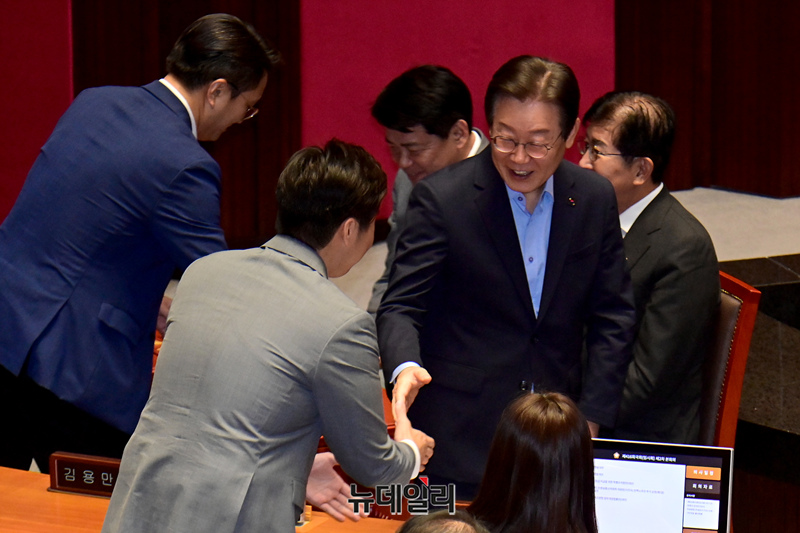 ▲ 이재명 더불어민주당 전 대표가 2일 국회에서 열린 본회의에서 2024년 민생회복지원금 지급을 위한 특별조치법안(대안)에 대한 무제한토론 종결동의의 건에 대한 투표를 마친 뒤 동료의원들과 대화를 나누고 있다. ⓒ이종현 기자