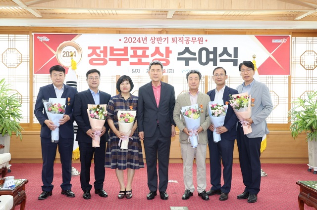 ▲ 왼쪽부터 전 흥해읍장 박용생, 전 신광면장 구진규, 전 북구 세무과장 강용분, 이강덕 포항시장, 전 북구 자치행정과장 손석민, 전 우창동장 김기출, 전 환경정책과장 신정혁.ⓒ포항시