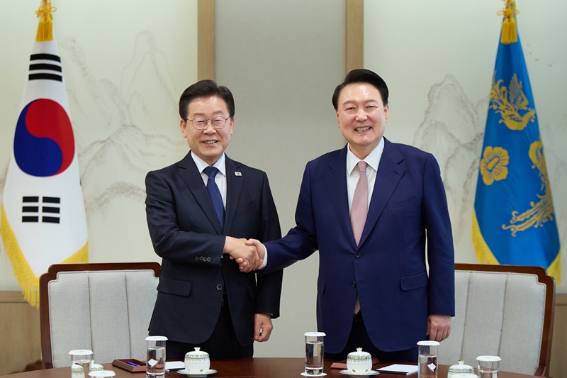 ▲ 윤석열 대통령과 더불어민주당 이재명 대표가 29일 서울 용산 대통령실 집무실에서 열린 영수회담에서 악수하고 있다. (사진=대통령실 제공) 2024.04.29. ⓒ뉴시스