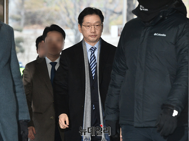 ▲ '드루킹' 김동원 일당과 공모해 '온라인 댓글조작'에 가담한 혐의를 받는 김경수 경남도지사가 지난 2020년 1월 21일 오전 서울 서초구 서울고등법원에서 열린 항소심에 출석하고 있다. ⓒ뉴데일리DB