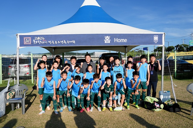 ▲ 경주시의회 이동협 의장 및 김항규·최영기 의원이 지난 10일 ‘2024 화랑대기 전국유소년축구대회’가 진행되고 있는 경기장을 찾아 선수단 및 임원, 대회 관계자 등을 격려했다.ⓒ경주시의회