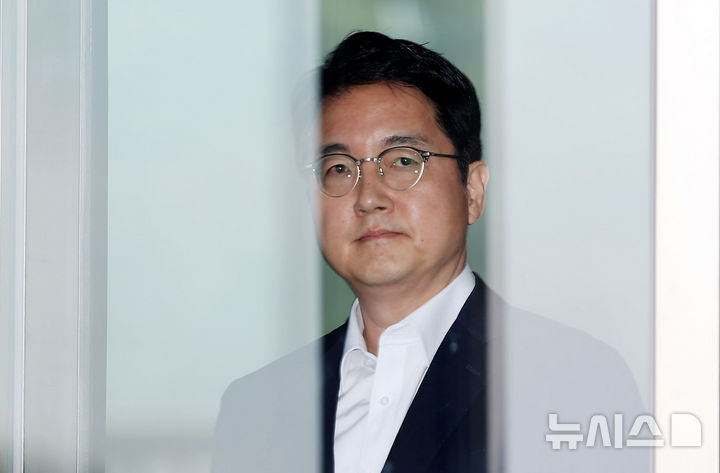 ▲ 심우정 검찰총장 후보 지명자가 11일 오후 경기 과천시 법무부 앞에서 기자회견을 하기 위해 이동하고 있다. ⓒ뉴시스