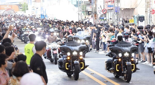 ▲ 10일 오후 6시부터 시작된 메인 행사는 바이크를 주제로 시간여행 행렬이 중앙로에서 대전역 무대까지 이어졌다.ⓒ대전시