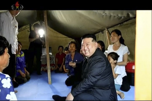 ▲ 조선중앙TV가 김정은 북한 국무위원장이 지난 8∼9일 평안북도 의주군 수해지역을 찾아 이재민 위로 등 현장점검에 나섰다고 관련 내용을 10일 보도했다. ⓒ북한 조선중앙TV/뉴시스