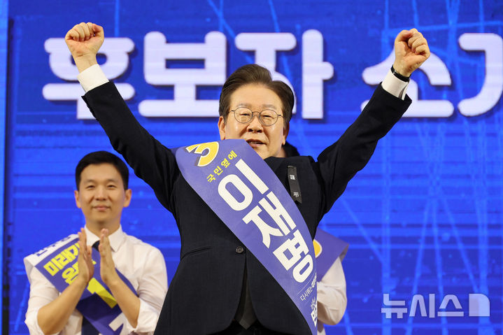 ▲ 이재명 더불어민주당 당대표 후보가 11일 오후 대전 서구 배제대학교에서 열린 더불어민주당 전당대회 대전ㆍ세종 합동연설회에서 두 손을 번쩍 들고 있다. ⓒ뉴시스