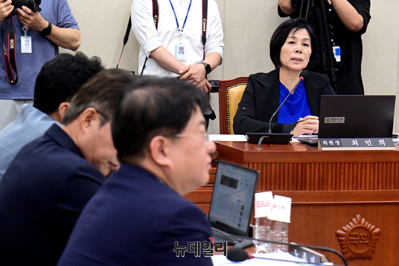 ▲ 최민희 과학기술정보방송통신위원회 위원장이 7일 오전 국회에서 열린 전체회의에서 의사진행을 하고 있다. ⓒ이종현 기자