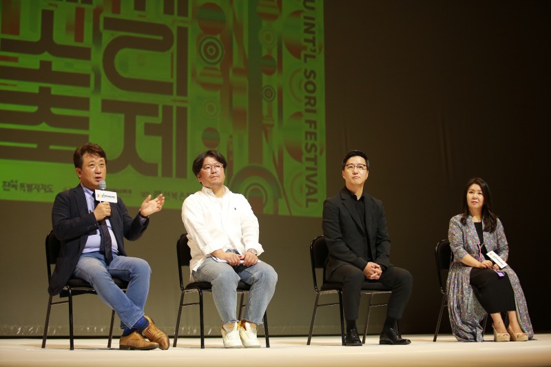 ▲ 이왕준 전주세계소리축제조직위원장이 지난 18일 진행된 폐막 기자간담회에서 기자의 질문에 답하고 있다.ⓒ전주세계소리축제조직위원회