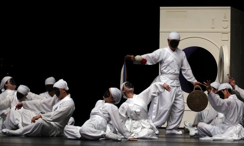 ▲ 지난 14일 한국소리문화전당 모악당에서 열린 '잡색X'의 공연 장면.ⓒ연합뉴스