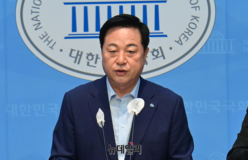 ▲ 김두관 더불어민주당 당대표 후보가 12일 오전 국회 소통관에서 민주당 집권을 위한 제언 기자회견을 하고 있다. ⓒ이종현 기자