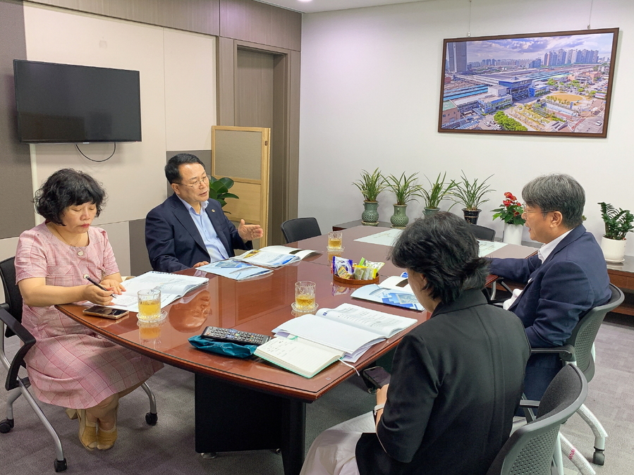 ▲ 12일 국회를 찾은 정헌율 익산시장이 이춘석 의원을 만나 내년도 국가예산 확보에 협조를 구하고 있다.ⓒ익산시