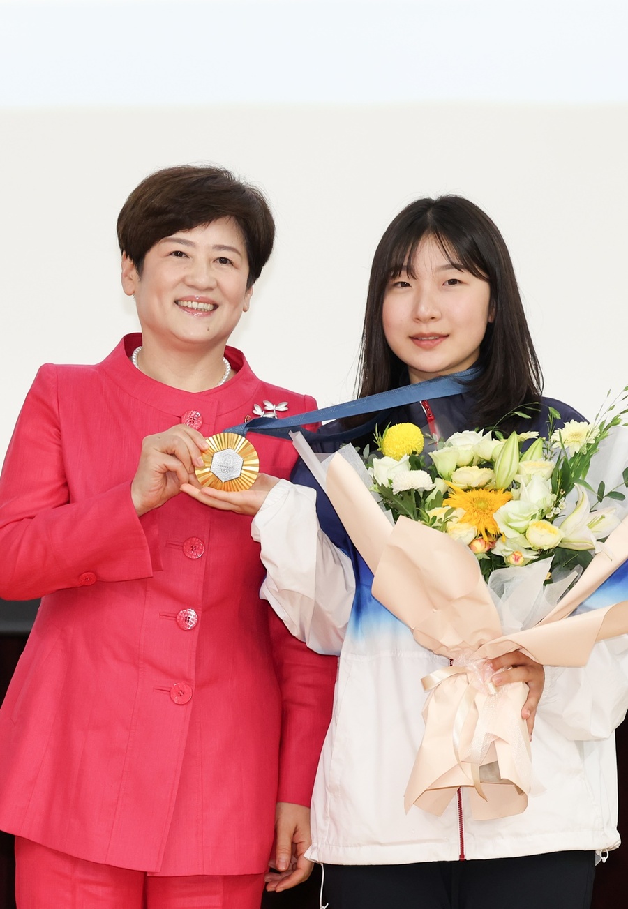 ▲ 강은희 대구시교육감(왼쪽)이 환영회에서 반효진 선수와 함께 금메달을 들어보이고 있다.ⓒ대구시교육청