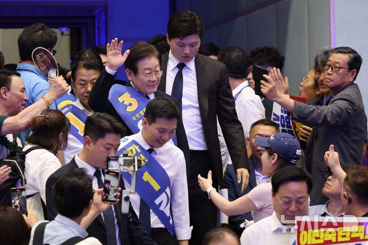 ▲ 이재명(왼쪽부터), 김지수, 김두관 더불어민주당 당대표 후보가 11일 오후 대전 서구 배제대학교에서 열린 더불어민주당 전당대회 대전ㆍ세종 합동연설회에 참석하고 있다. ⓒ뉴시스