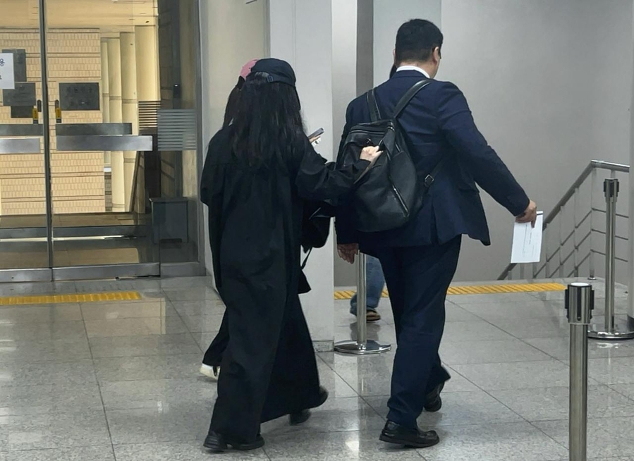 ▲ 정보통신망법상 명예훼손 혐의로 재판에 넘겨진 유튜브 채널 '탈덕수용소' 운영자 박모씨가 12일 서울 서초구 서울중앙지법에서 열린 결심공판에 출석한 뒤 법원을 빠져나가고 있다. ⓒ연합뉴스