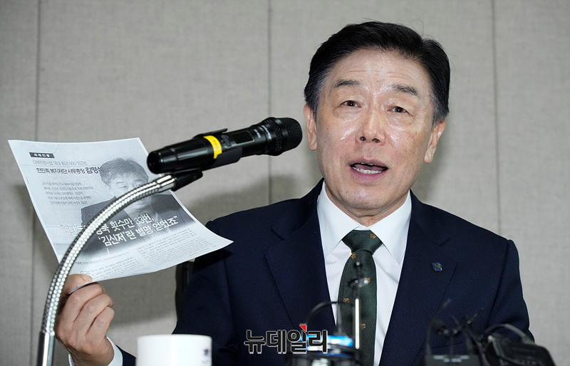 ▲ 김형석 독립기념관장이 12일 서울 용산구 서울지방보훈청에서 광복절 경축식 취소 및 뉴라이트 성향 관련 기자회견을 하고 있다. ⓒ서성진 기자