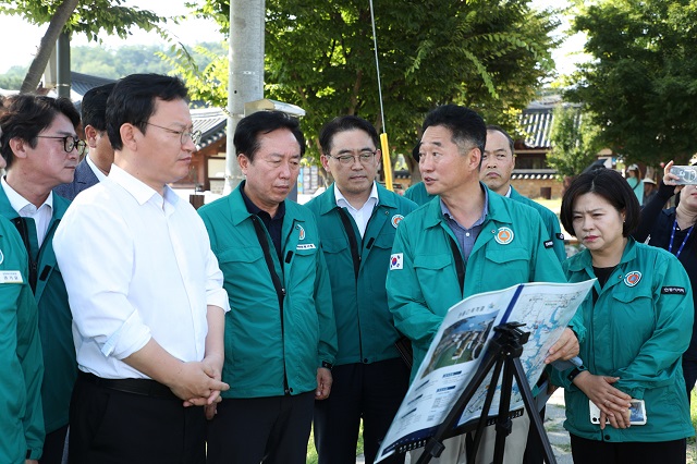 ▲ 권기창 안동시장과 김형동 국회의원은 지난 11일 도산면 서부리 녹조발생 현장을 찾아 수자원공사로부터 현황을 전달받고 대응방안에 대해 의견을 나눴다.ⓒ안동시