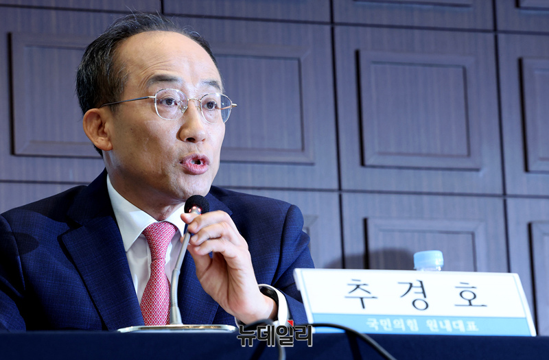 ▲ 추경호 국민의힘 원내대표가 13일 오전 서울 중구 한국프레스센터에서 열린 관훈클럽 초청 토론회에서 패널 질문에 답하고 있다. ⓒ정상윤 기자