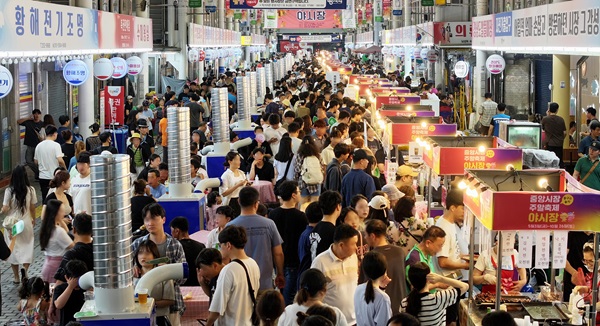 ▲ 대전 0시 축제 기간 중에 중앙시장 화월통 일원에서 개최하고 있는 중앙시장 푸드페스타 ‘동구야 0시까지 놀자’가 초반부터 방문객이 북적이고 있다.ⓒ동구