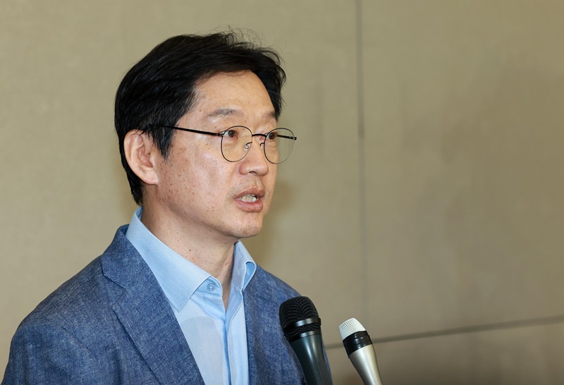 ▲ 영국에서 체류 중인 김경수 전 경남도지사가 19일 오후 인천국제공항 제2여객터미널을 통해 귀국해 취재진 질문에 답변하고 있다. 김 전 지사는 오는 23일 경남 김해 봉하마을에서 열릴 고 노무현 전 대통령 서거 15주기 추도식 참석을 위해 국내로 잠시 돌아왔다. 2024.05.19.  ⓒ뉴시스
