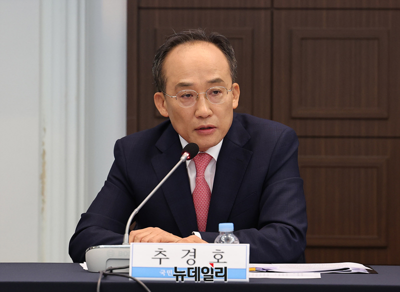 ▲ 추경호 국민의힘 원내대표가 13일 오전 서울 중구 한국프레스센터에서 열린 관훈클럽 초청 토론회에서 패널 질문에 답하고 있다. ⓒ정상윤 기자