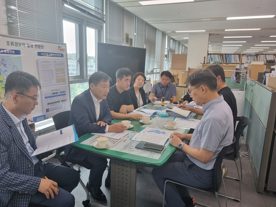 ▲ 13일 전춘성 군수는 환경부 이상진 물환경정책과 과장과 면담하며 수변구역 변경(해제)안의 이행절차를 조속히 처리해 줄 것을 건의했다.ⓒ진안군