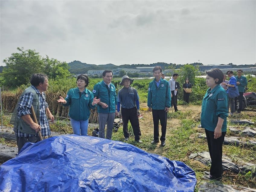 ▲ 충북도의회 산업경제위원회가 폭염 취약 축산농가를 방문해 의견을 듣고 있다.ⓒ충북도의회