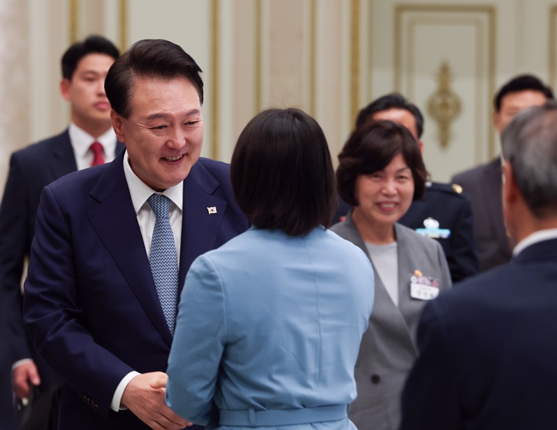 ▲ 윤석열 대통령이 14일 청와대 영빈관에서 열린 독립유공자 후손 초청 오찬에 입장하며 독립운동가 허석 의사의 후손인 2024 파리올림픽 유도 개인전 은메달, 혼성 단체전 동메달리스트 허미미와 악수하고 있다. (대통령실통신사진기자단) 2024.08.14. ⓒ뉴시스