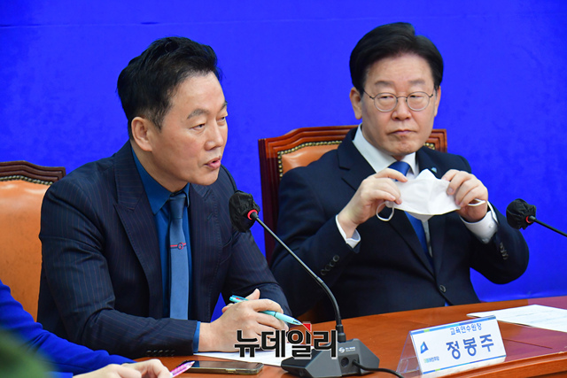 ▲ 더불어민주당 정봉주 최고위원 후보(왼쪽)와 이재명 당대표 후보(오른쪽). ⓒ이종현 기자