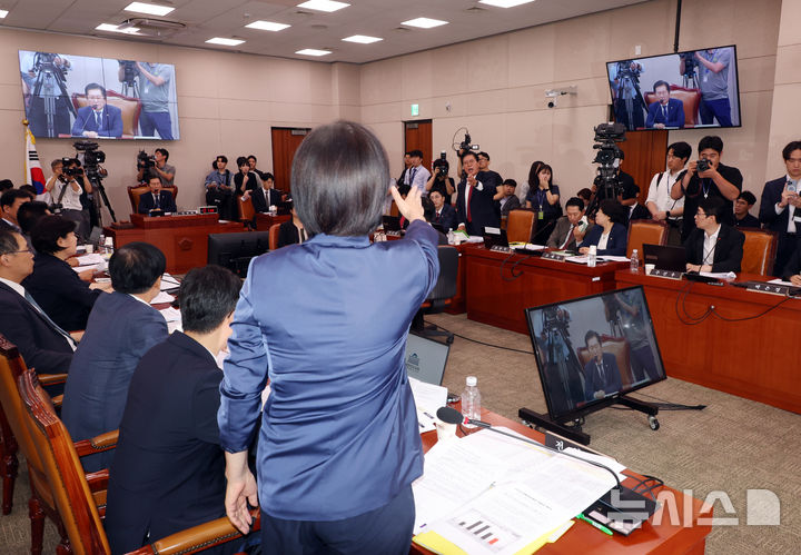 ▲ 전현희 더불어민주당 법사위원과 송석준 국민의힘 법사위원이 14일 서울 여의도 국회에서 열린 제417회 국회 임시회 제1차 법제사법위원회, 검사(김영철) 탄핵소추사건 조사 청문회에서 언쟁을 벌이고 있다. ⓒ뉴시스