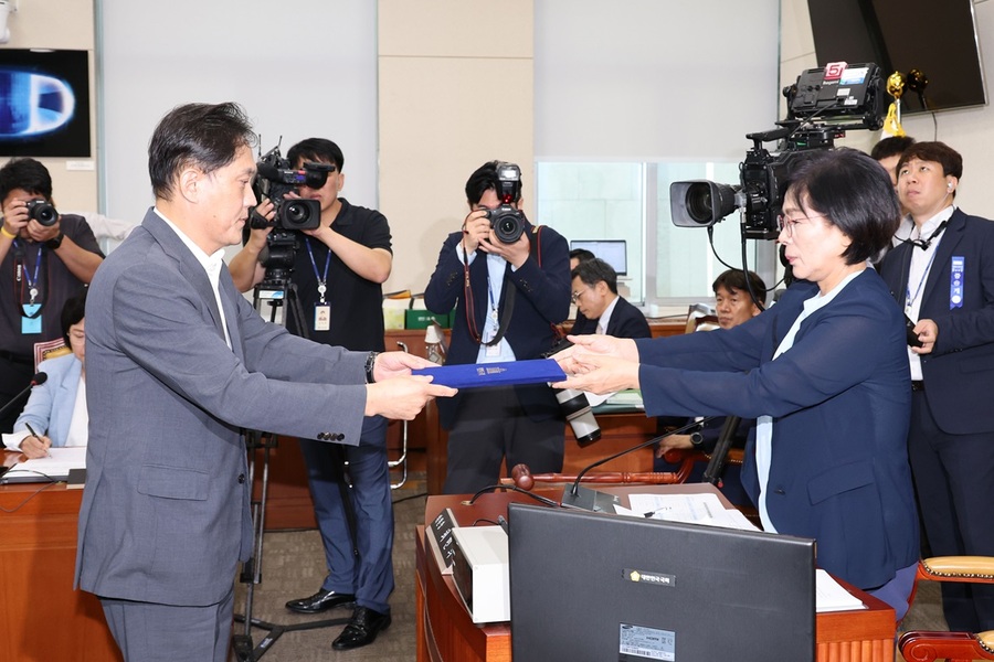 ▲ 김태규 방송통신위원장 직무대행이 14일 오전 서울 여의도 국회에서 열린 과학기술정보방송통신위원회 전체회의 불법적 방문진 이사 선임 등 방송장악 관련 2차 청문회에서 최민희 위원장에게 선서문을 제출하고 있다. ⓒ뉴시스