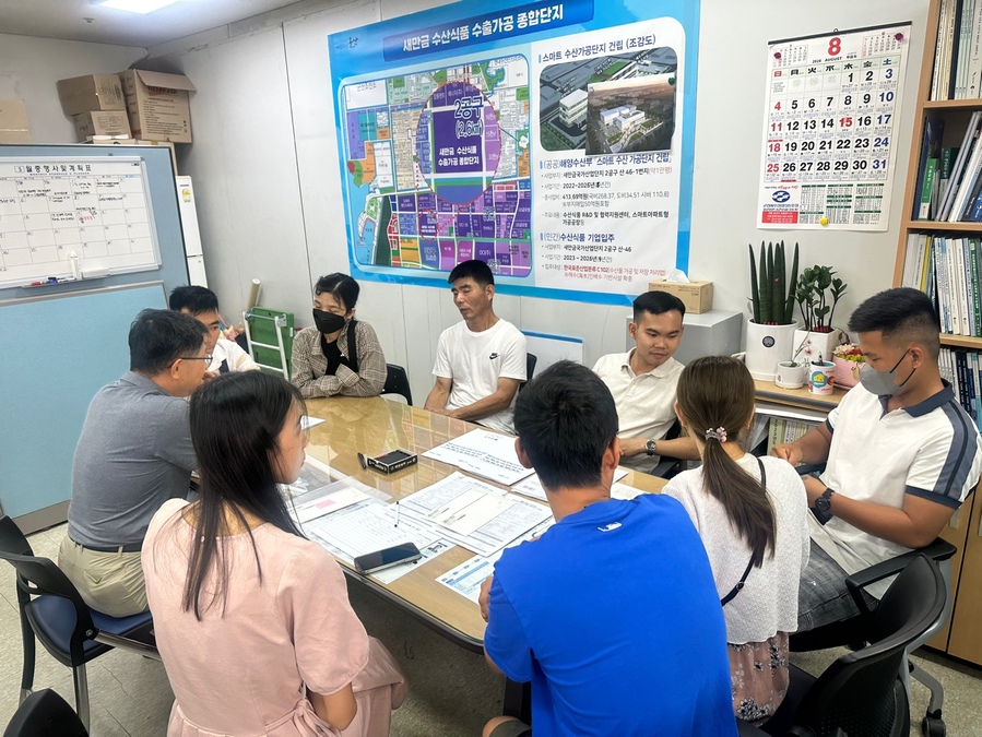 ▲ 외국인 근로자들이 지낼 숙소를 군산시 관계부서 담당자들이 직접 방문, 점검하고 있다.ⓒ군산시