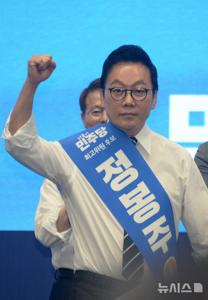 ▲ 정봉주 더불어민주당 최고위원 후보가 3일 전북 익산시 원광대학교 문화체육관애서 열린 '더불어민주당 제1차 정기전국당원대회 당대표·최고위원 후보자 합동연설회'에 참석해 당원들에게 인사를 하고 있다. ⓒ뉴시스
