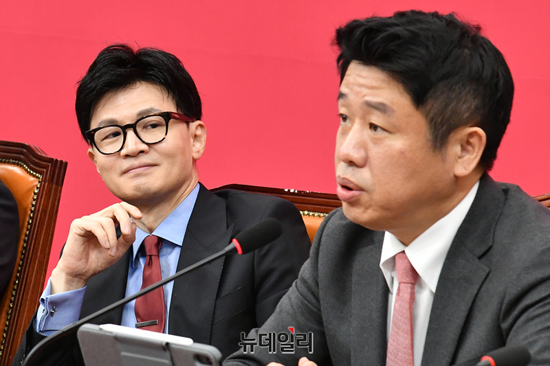▲ 한동훈 국민의힘 비상대책위원장이 지난 1월 18일 국회에서 열린 비상대책위원회의에서 유의동 정책위의장을 바라보고 있다. ⓒ이종현 기자
