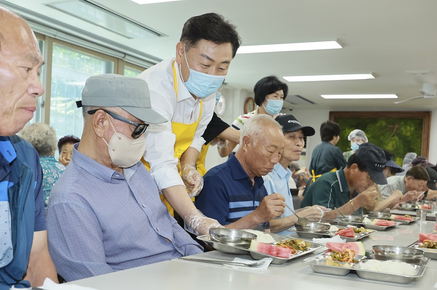 ▲ 14일 김관영 전북특별자치도지사가 말복을 맞아 노인복지관에서 배식봉사를 하며 어르신들의 여름철 건강관리 상황을 살펴봤다.ⓒ전북자치도