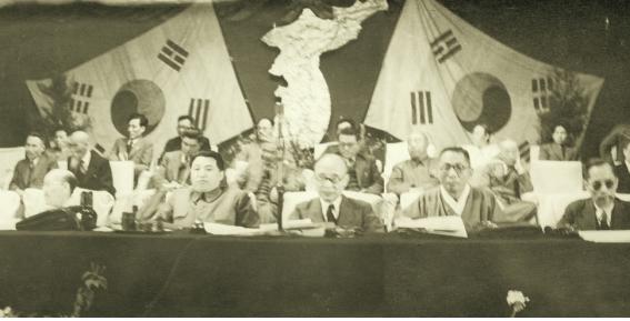 ▲ 1948년 4월 평양의 '남북연석회의'. 김구와 홍명희, 김일성이 나란히 앉아있다. 이미 '인공기'를 만들어 놓고 '태극기'를 내세우며 남한좌우합작파 인사들을 기만했다. 이 회의 2년 2개월 후 이들은 '인공기'를 흔들며 남쪽으로 내려왔다. ⓒ뉴데일리 DB
