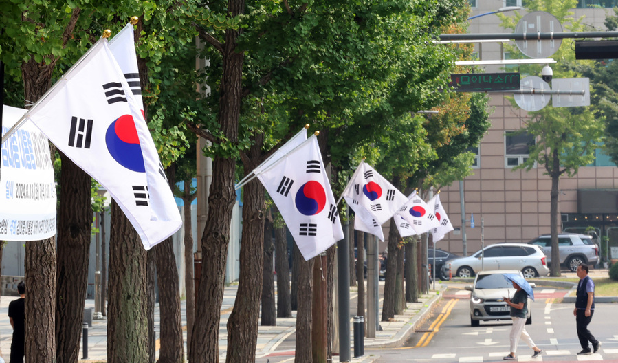 ▲ 광복절을 하루 앞둔 14일 인천 남동구 인천시청 앞 도로변에 태극기가 게양돼 있다. ⓒ뉴시스