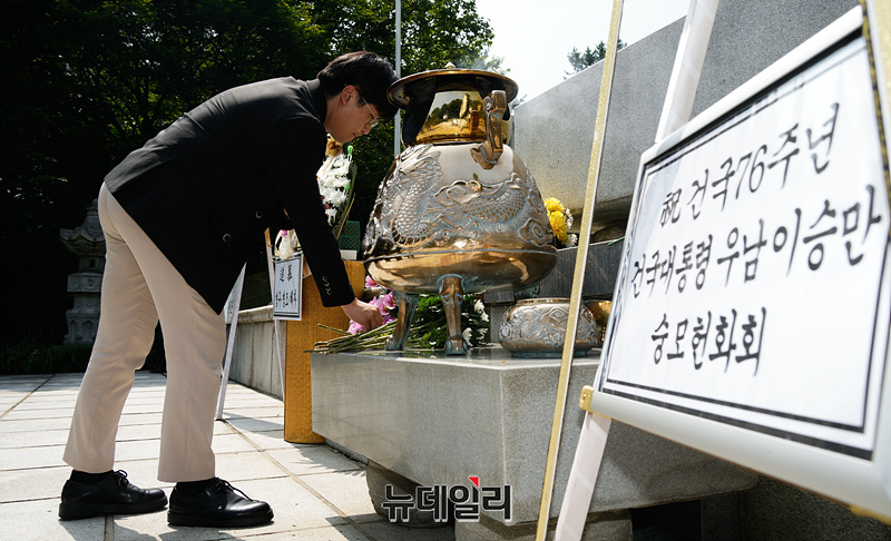 ▲ 《헌화회》회원들은 365일 매일 우남 묘소에 꽃을 가져다 놓기로 했다. 미국 건국대통령 워싱턴 묘소에 꽃이 떨어지지 않고 있는 것을 이제 더 이상 부러워 하지 않아도 된다. ⓒ서성진 기자